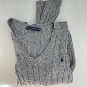 Kabelstickad Ralph Lauren tröja🩶 - 🩶 Superfin kabelstickad tröja från Ralph Lauren 🩶 Storlek M 🩶 Använd men vi fint skick, inga anmärkningar