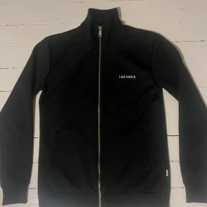 Les deux zip hoodie - Svart snygg Les Deux zip hoodie. Varsamt och sällan använd utan fläckar eller trasiga sömmar. Nypris 1200. Mitt pris 599