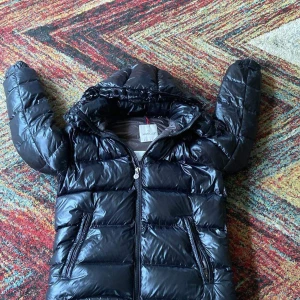 Moncler maya - Säljer min moncler maya eftersom har en annan vinterjacka jag tycker om, den är exakt som helt ny och inga konstigheter 