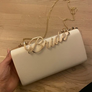 Colette bride väska  - Säljer denna bride väskan. Helt ny! Orginalpris är 60 dollar alltså ca 600kr. Märker heter colette.