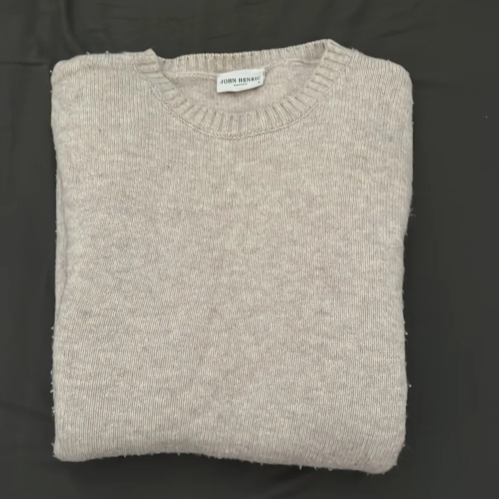 Säljer denna feta crewnecken från John Henric då den inte används, storlek S, True to size, nypris strax över 1000. Pris ej hugget. Stickat.