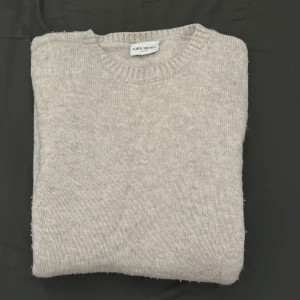 John Henric crewneck kashmirblend - Säljer denna feta crewnecken från John Henric då den inte används, storlek S, True to size, nypris strax över 1000. Pris ej hugget