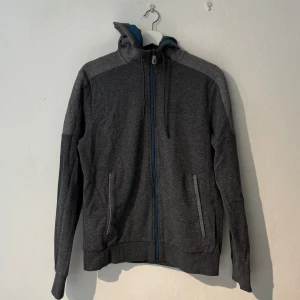 Hugo boss hoodie - Säljer denna hoodie ifrån HUGO BOSS i storlek XS. fint skick, använd fåtal gånger. Köparen står för frakt.