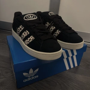 Adidas campus leopard  - Funderar på att sälja mina adidas campus leopard, slutsålda överallt! Helt oanvända endast testade, låda medföljer och de har kvar lappen🤎🐆 hör av er vid funderingar och vad ni kan tänkas köpa de för🫶🏼