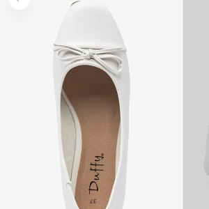 Vita ballerinaskor - Vita ballerina skor från duffy! Helt oanvända storlek 37, skriv för egna bilder! Nypris 350kr
