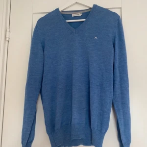 J Lindeberg stickad tröja - Snygg stickad j lindeberg tröja j merino ull fräsch färg perfekt till de mesta storlek M sitter tts/ lite mindre