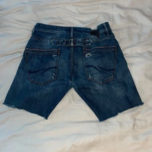 Jorts - Var byxor som sedan gick sönder så jag klippte dem. Det fanns ett hål på dem som jag sedan sydde ihop så det borde inte synas. 