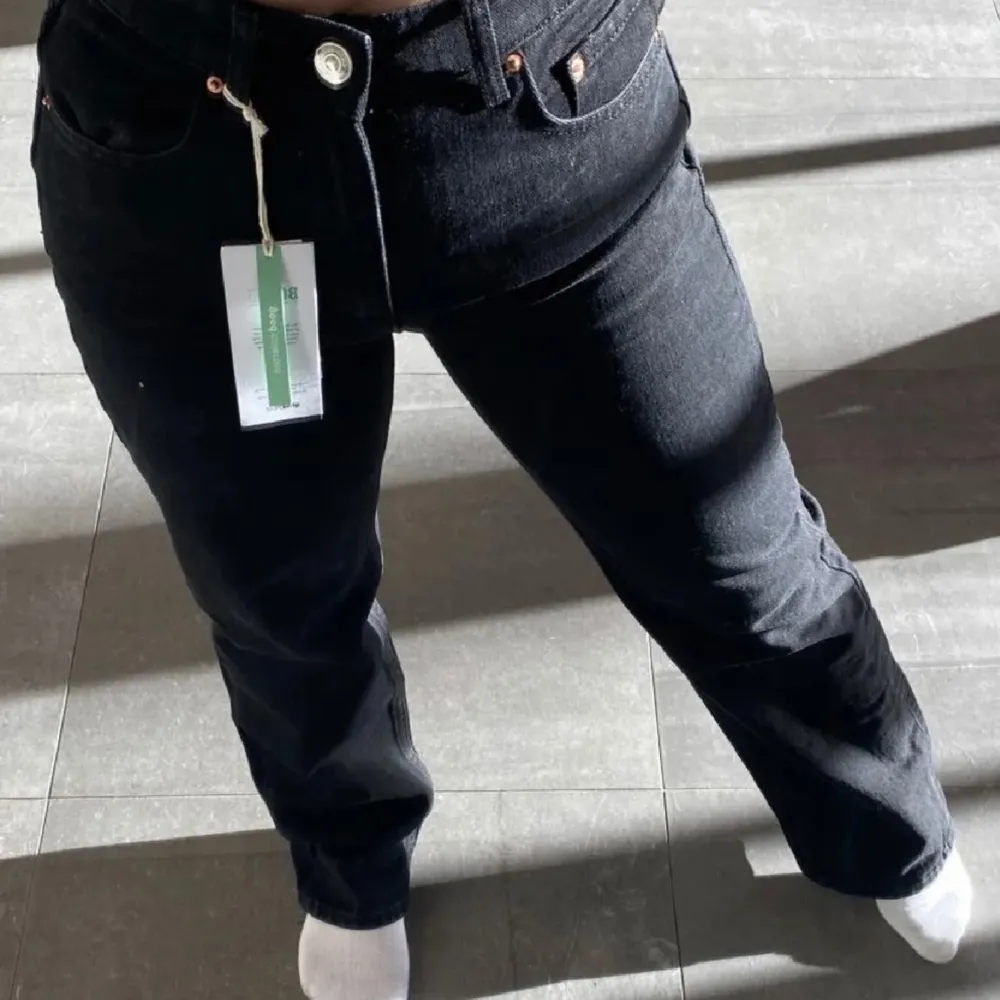 Jeans från Gina Tricot med slitt. Köpte av en på Plick som hade använt dom någon enstaka gång, har själv aldrig använd dom. (Lånade bilder eftersom dom inte passar mig)⚡️. Jeans & Byxor.