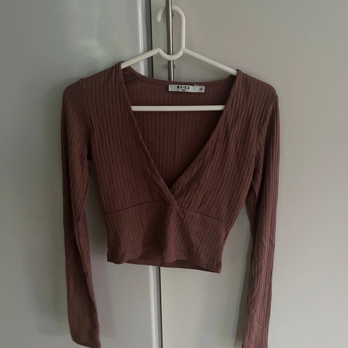 Brun ribbad topp från Na-Kd