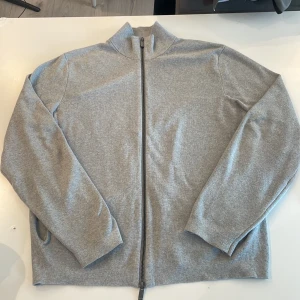 Zip kofta - Stickad zipkofta från Massimo dutti, i väldigt bra skick!