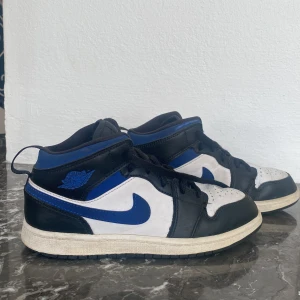 Jordan 1s - Jordan 1s i bra skick!😇I storlek 35-36 och är svarta,vita och mörkblåa! Pris kan diskuteras och köptes för 2100kr