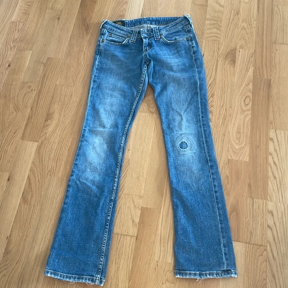 Jag säljer dessa super fina jeans från Lee då de inte kommer till användning! Det står inte längre vilken storlek det är men jag skulle säga att det är storlek S! De har super fina detaljer där bak på fickorna också. De är även lågmidjade!💞. Jeans & Byxor.