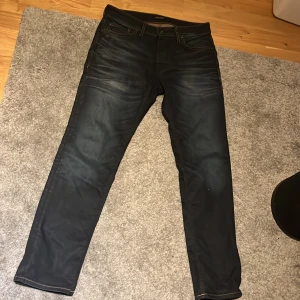 Jack&Jones jeans - Säljer jeansen för att den inte kommer till användning, har använt den en gång, jag är 170 men den är lite för stor jag tror den skulle passa 180cm bra(nypris 899kr)