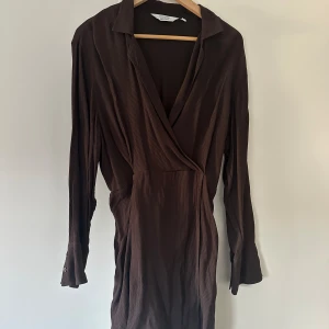 Jättefin höstklänning - En superfin klänning från ”& other stories”, som är brun i storlek 40. Använd fåtal gånger. Verkligen fint och skönt material! True to size också!  Kostade 899kr vid köpet. 