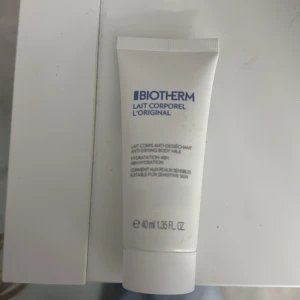 Biotherm Lait Corporel L'Original - En återfuktande body milk från Biotherm, Lait Corporel L'Original, i en praktisk 40 ml tub. Denna lotion är speciellt framtagen för att motverka torr hud och innehåller fräsch doft av citrus. Passar känslig hud och ger en mjuk och smidig känsla. Original pris 279kr. Säljs för 200kr. Aldrig använd 