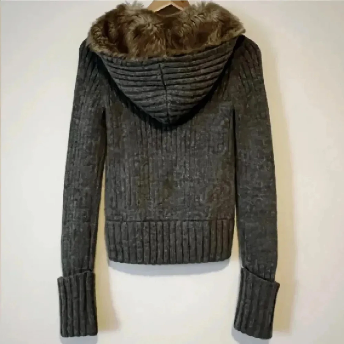 Grå stickad kofta med fuskpäls