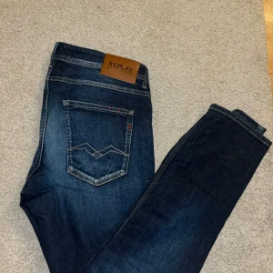 Replay blue jeans w33/L32 - För små i storlek därför säljer jag dessa Riktig feta replay byxor, inte alls använda kanske 1 gng, pris går att pruta och skriv vid funderingar!!!