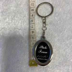 Nyckelringar med fotoram i olika former - Säljer ett set av fyra nyckelringar med fotoramar i olika former: oval, hjärta, rektangel och kvadrat. Perfekt för att bära med sig små minnen. Tillverkade i silverfärgad metall med plats för små foton.  Finns fler kvar, samma frakt, 55kr/st , alla nya 