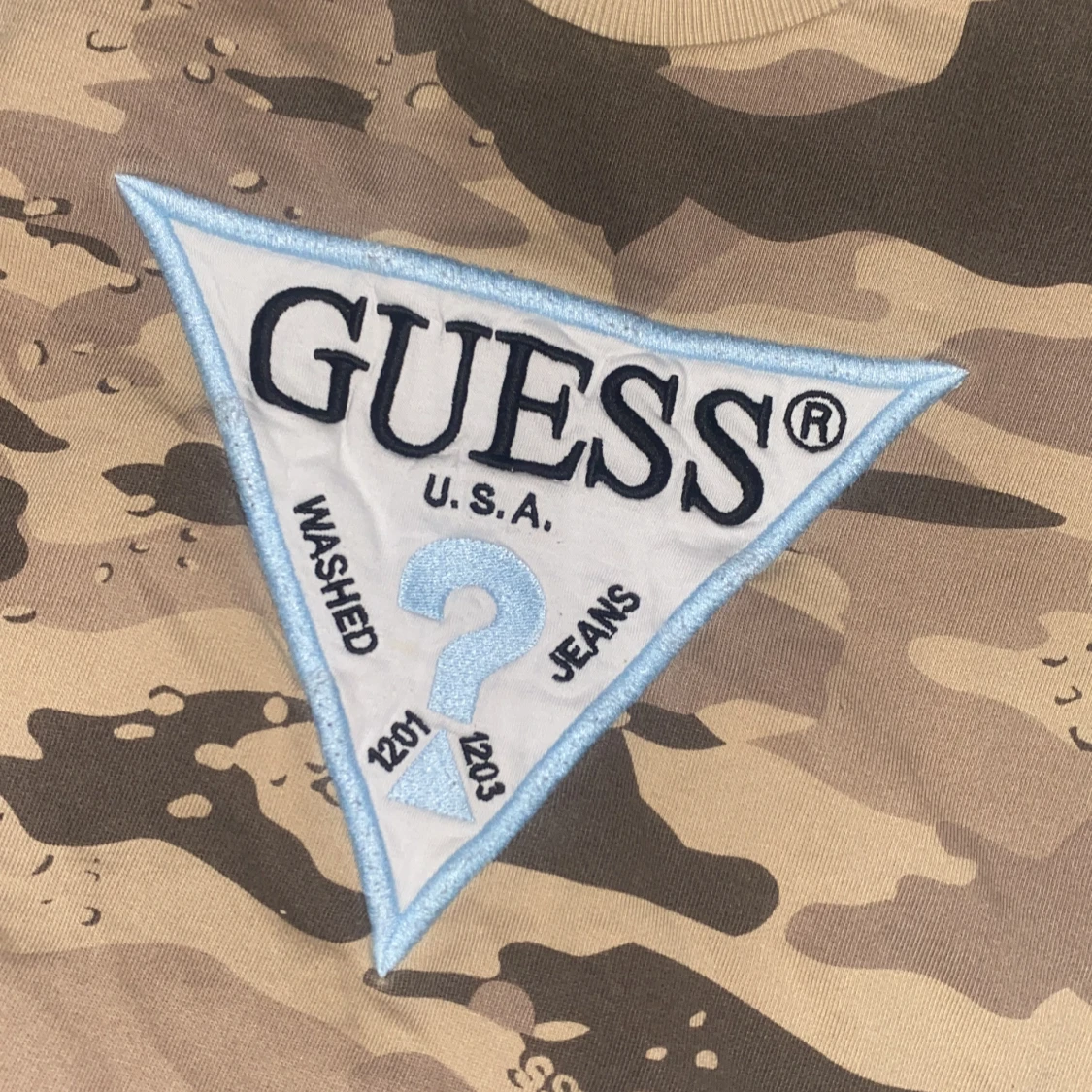 Camouflage tröja från Guess den kommer tvättad den är köpt för 500 - 91