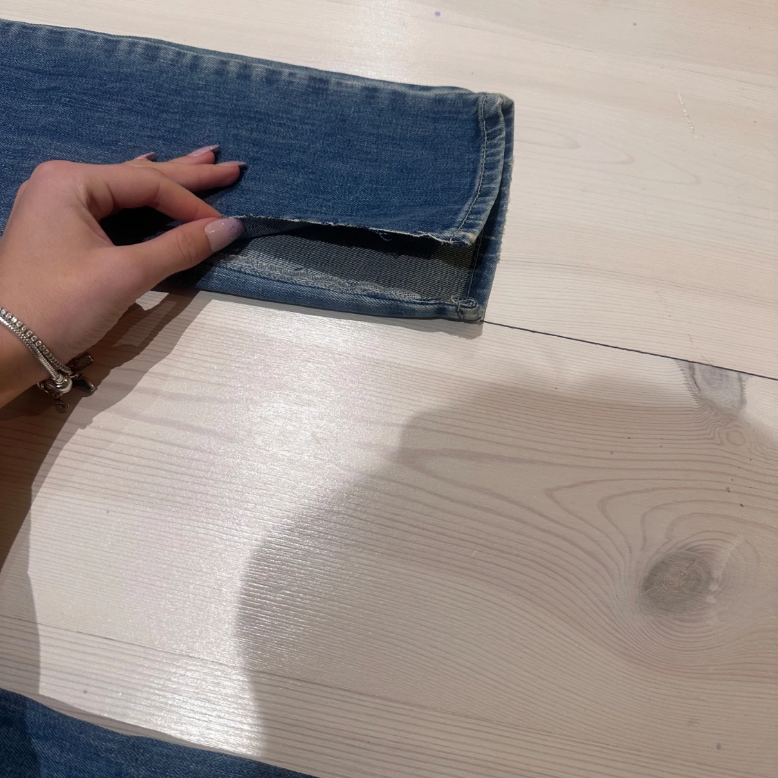 Blå jeans med slitningar - 3