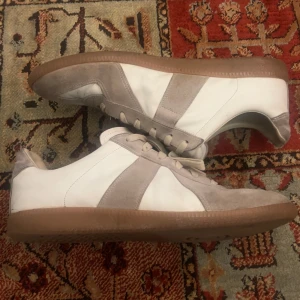 Maison Margiela - köpte den på plick för inte jätte länge sen har använt dom få tal gånger dom är ändå i bra skick. Ingen box finns