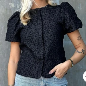 Blus - Så snygg fest och middagstopp från veromoda! Endast använd 2 gånger! Nypris 499kr! Storlek M men passar bra på mig som är xs/s