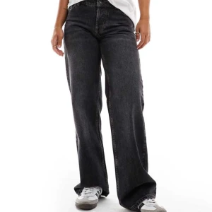 Lågmidjade svarta jeans  - Svarta jeans från topshop med låg midja och långa ben, w 28 längd 34. Långa på mig som är 175. Nyskick. 