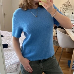 Soft Goat tshirt - 100% kaschmir tshirt ifrån Soft Goat i en jätteunik färg som inte finns att få tag på längre! Använd men fortfarande i jättebra skick. Originalpris: 2200kr