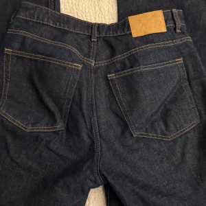 Mörkblå jeansbyxor - Snygga mörkblå jeansbyxor. Byxorna har en baggy passform och är i storlek 40/42. Knappt använda men är lite stora och långa på mig som är 162. 