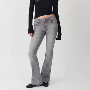 Gina tricot low Waist bootcut jeans - Säljer dessa utsålda Gina tricot jeansen som är jätte snygga och bekväma. Dem har inga defekter och är i bra skick, har inte andvänts mycket. Skriv om du har frågor 💖💖