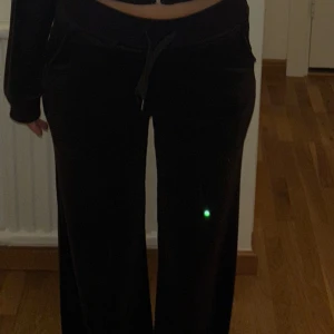 Brunt velour mjukisset  - Brunt velour mjukisset från bikbok, storlek S i koftan och xs i mjukis byxorna då de är lite långa. Jätte bra skick bägge två. 