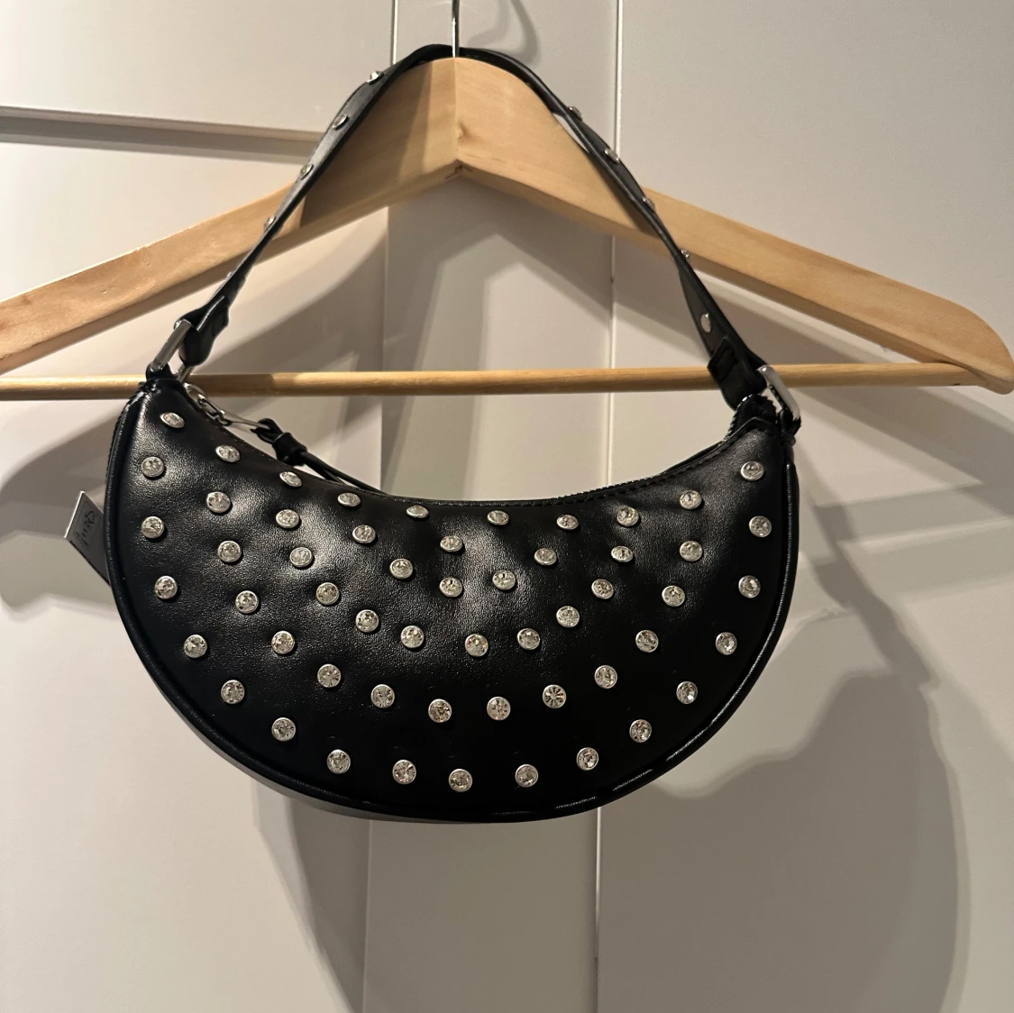 Svart axelväska med diamanter 