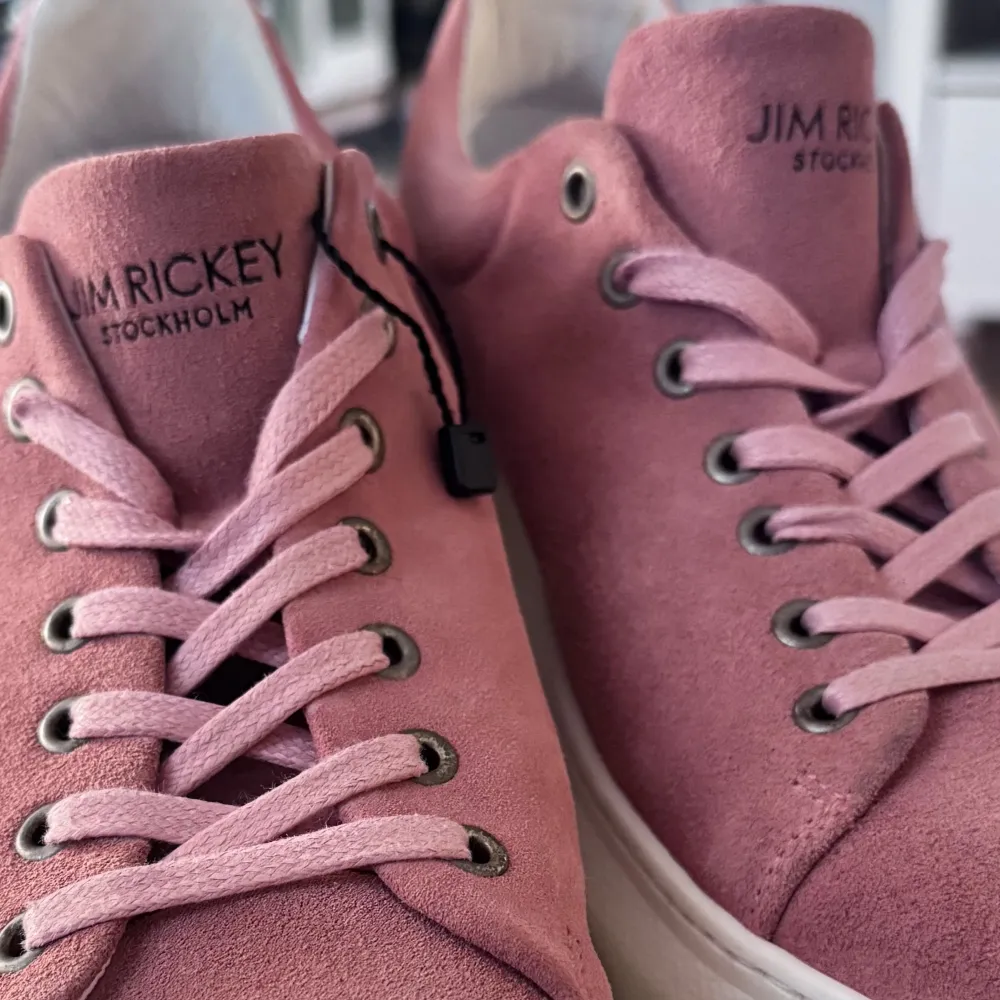Snygga rosa sneakers från Jim Rickey i modellen Club Tech. Tillverkade i Portugal med en stilren design och snörning. Perfekta för en trendig look.. Kengät.