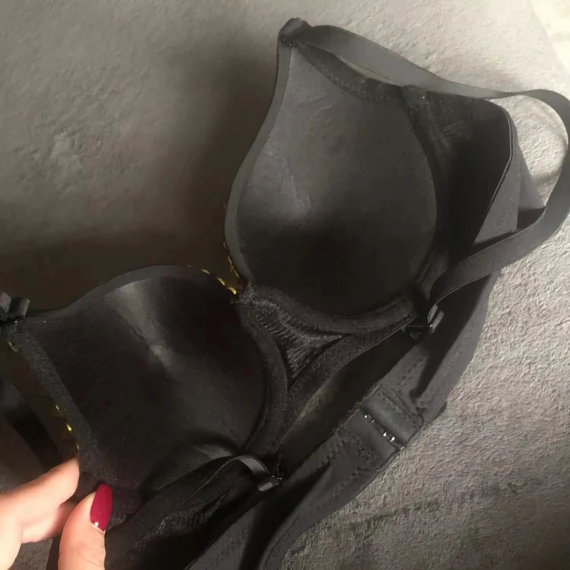 Svart bh med Nitar - 91