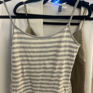 Randig linnetopp från esmara - Snygg och enkel randig linnetopp från esmara i gråt och vit. Perfekt för varma dagar med sina smala axelband och lätta material.