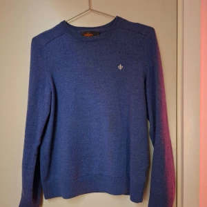 Stickad Morris tröja - Säljer denna feta 100% merinoull Morris tröja i färgen blå. Passar Xs och bra skick, inga defekter. Skriv vid funderingar.