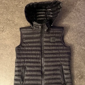 Moose knuckles  - Storlek S men passar M, använd en sommar, kvitto finns. Pris kan diskuteras 