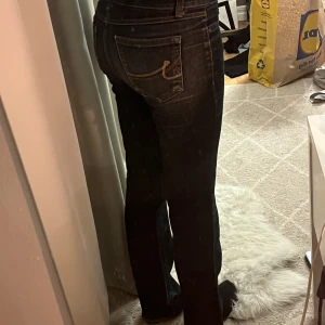 Enkla mörkblå jeans.  - Bra skick och användna ett fåtal gånger. Säljer då de inte kommer till användning längre. Finns inga fler defekter än hålet på tredje bilden :). Jag är 167 cm. 