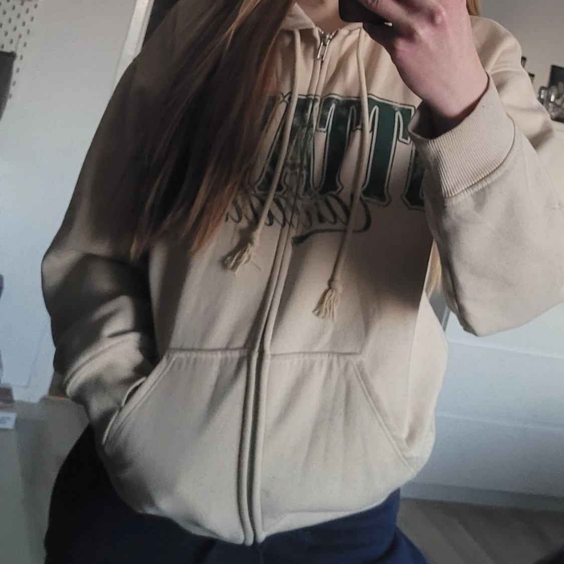 Beige hoodie med tryck