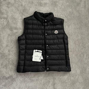 Moncler Väst  - Tjena! Säljer nu min snygga väst ifrån Moncler. Modellen är Liane Gilet (Dam Modell). Skicket på västen är 10/10, helt ny. Västen är i storlek 3. Köpt på NK för 6000kr, tagsen medföljer! Vid fler frågor om passform/bilder är det bara och höra av sig! 