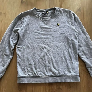Grå Tröja från Lyle & Scott - Säljer en grå sweatshirt från Lyle & Scott.