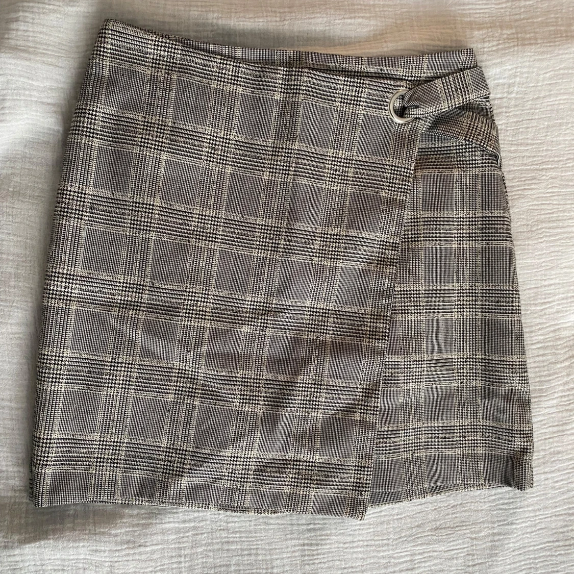 Rutig kjol med omlott