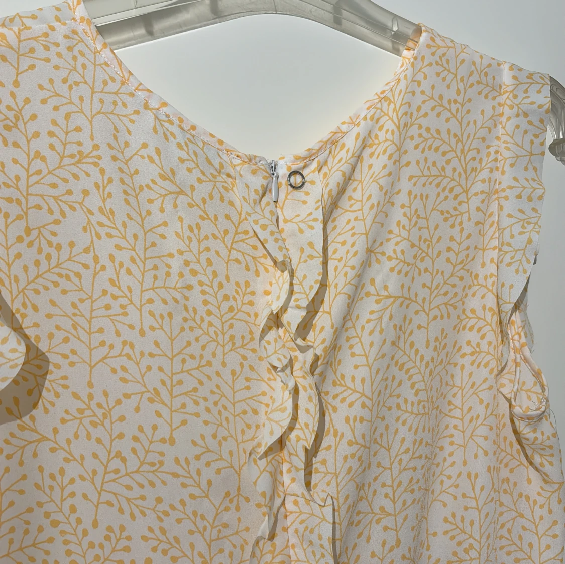 Gulmönstrad blus med volangdetaljer - 91