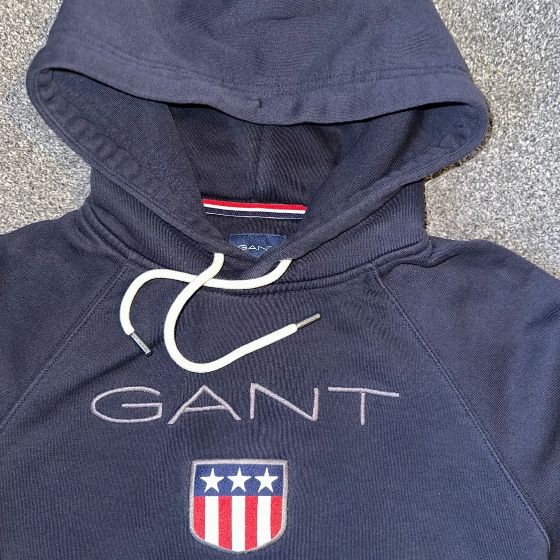 Mörkblå hoodie från GANT - 90