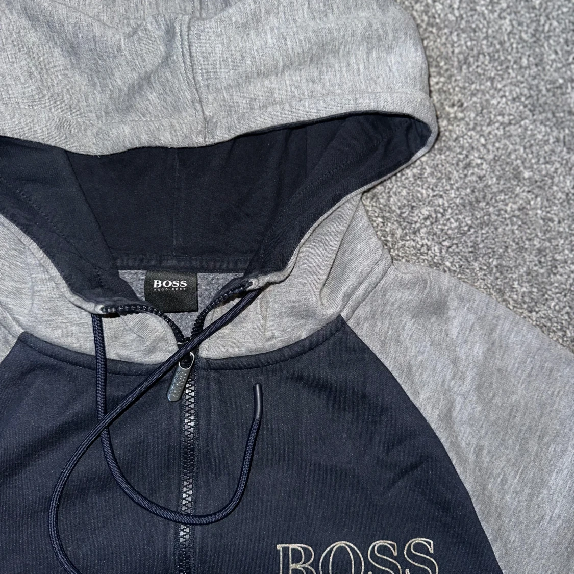 Grå och navy hoodie från Boss - 90