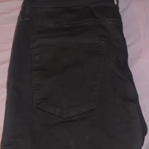 Jack n Jones Regular/Clark - Snygga svarta byxor från Jack n Jones i Regular/Clark-stil. Nypris 899kr!🔥 Perfekta för en avslappnad look med en bekväm passform. Byxorna är lätta att matcha med olika outfits. Helt oanvända i perfekt skick!🔥