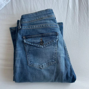 Low rise jeans H&M - Snygga lowrise jeans från HM i strl 38, helt nya och oanvända.