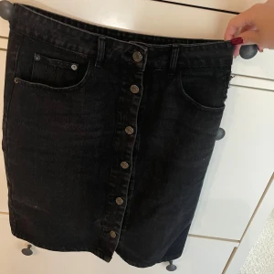 Jeanskjol  - Jeanskjol från bikbok. Storlek M. 