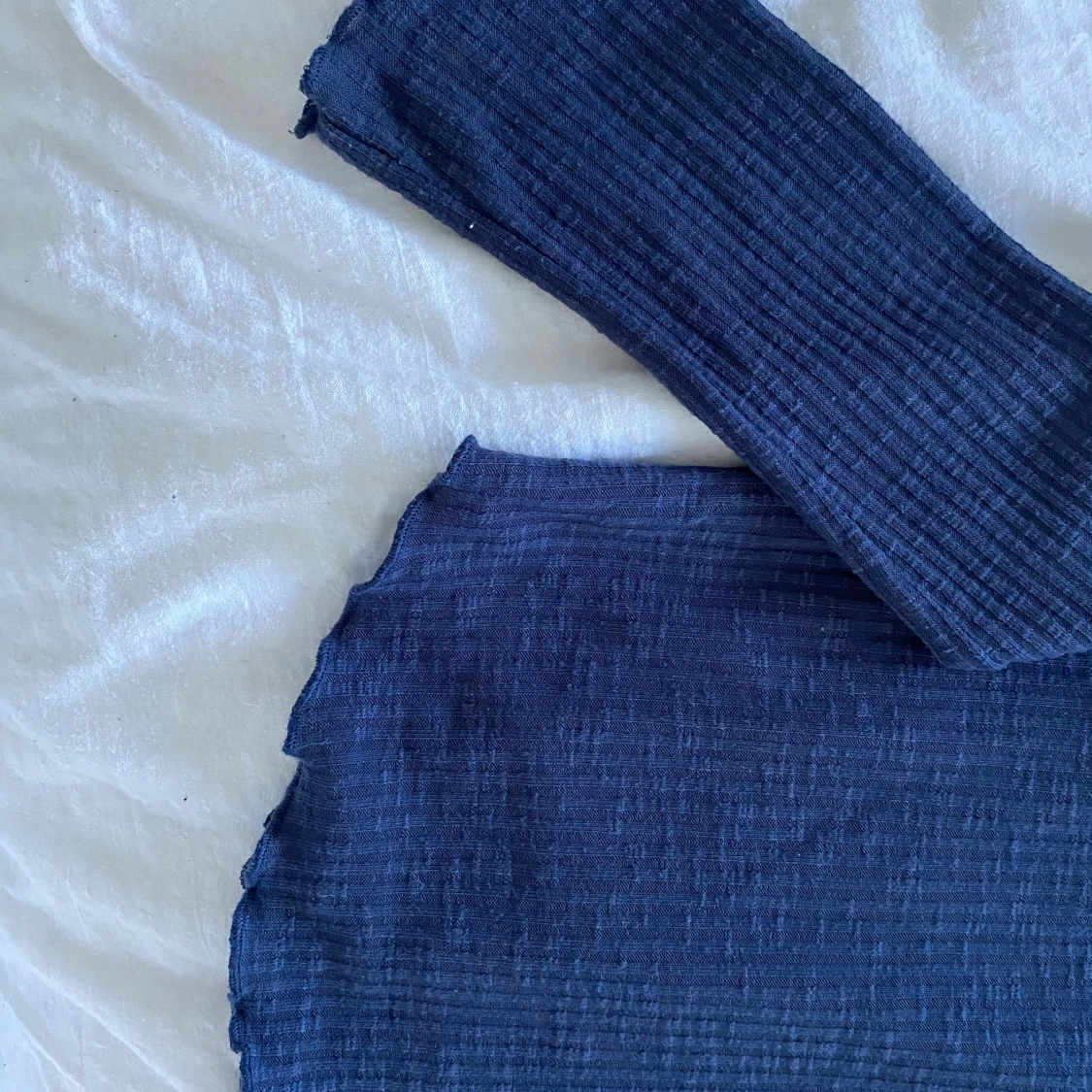 Mörkblå ribbad tröja från Dazy - 92