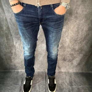 REPLAY ANBASS 10 YEARS WASHED - - Replay anbass jeans 10 years washed  - Slim fit passform - Storlek W29/L32 - Nypris runt 1800kr - Kontakta för fler frågor eller funderingar // Deluxecloset